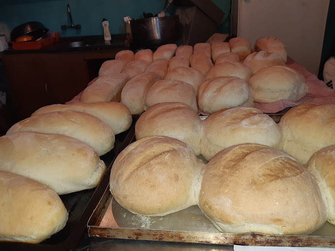 VOLUNTARIADO HACIENDO PAN CASERO EN HORNO BARRO 