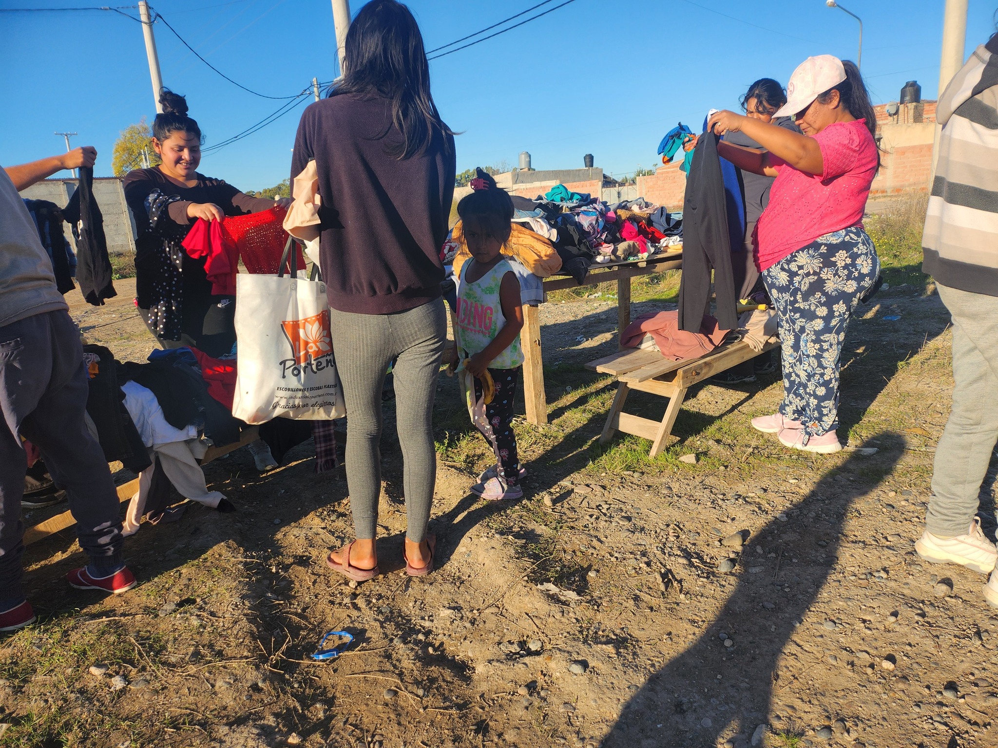 ROPERO COMUNITARIO EN LAS SEDE COMUNITARIA DE LA ONG SIN FINES DE LUCRO